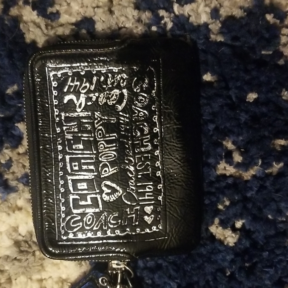 Coach poppy wristlet comes with black coach tag silver writing over black - Picture 2 of 7